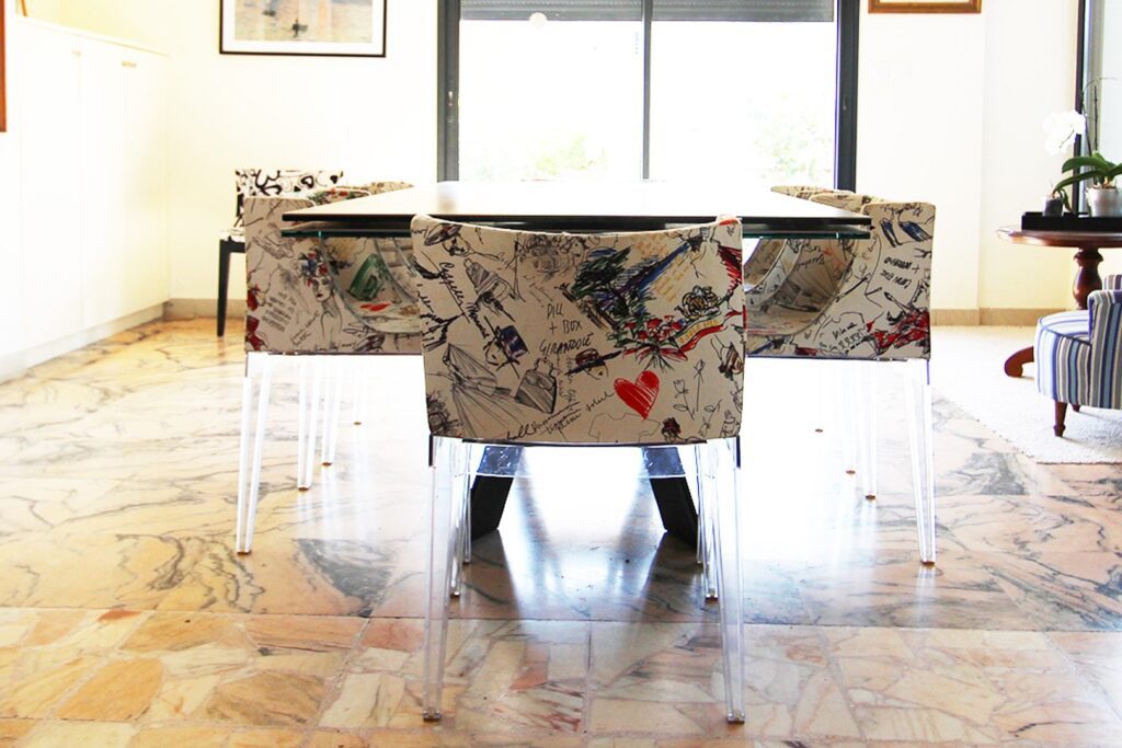 Chaises kartell. Table Roche Bobois