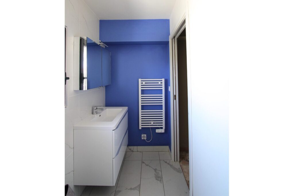 Salle d'eau bleu et marbre