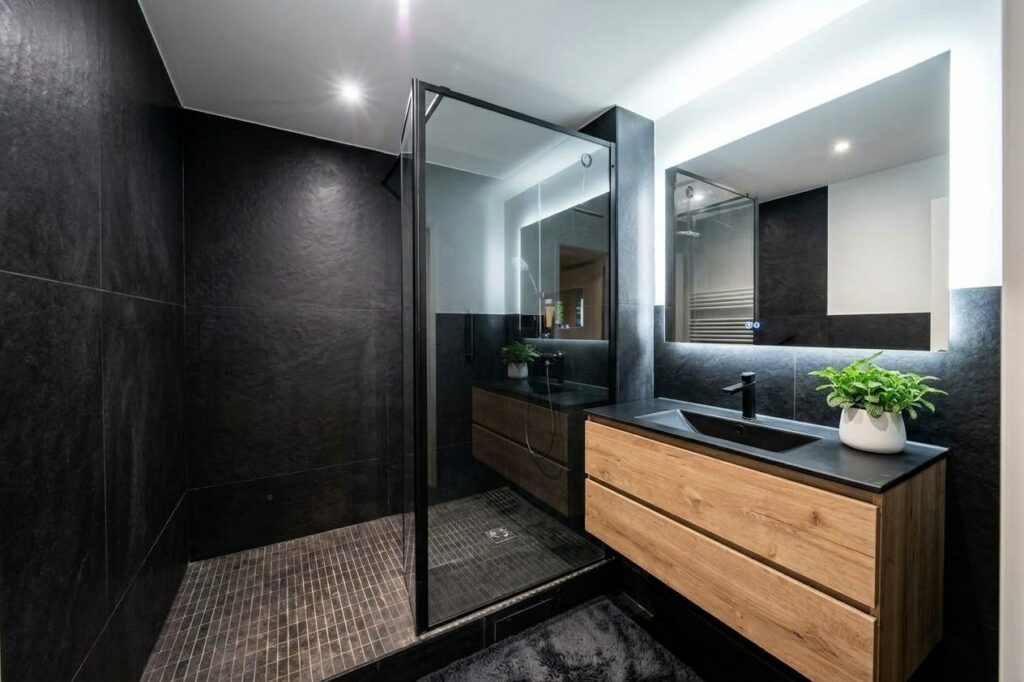Salle de bain noire. Meuble de salle de bain Leroy Merlin. Carrelage noir Fioranese